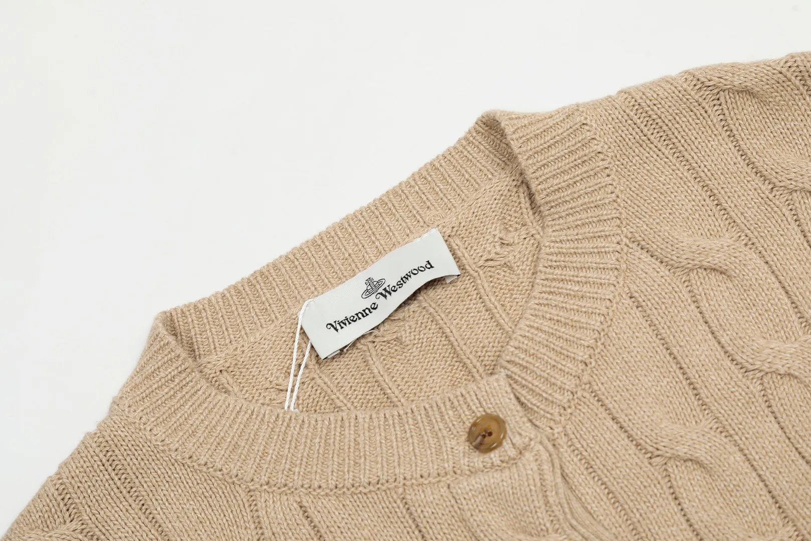 VIVI127 vivienne west wood Pay attention to the three-color splicing thread, Queen Mother West, Vivian, heavy twist twist rope craft classic cardigan, knitted sweater wool, 2024 autumn latest style. Highlight one: 24 latest three-color splicing thread. Up close, there is a gradient effect. Three kinds of same-color and different-color floral threads are interlaced and spliced to make it more advanced and more selling points. Highlight two: 30% wool content. It is blended with sheep wool and has high quality. Anti-pilling technology, not easy to pill. 2.3: Popular version, the upper body is slimmer and not picky. 2.4: JD Maillard autumn and winter color matching. The color matching is very mysterious and atmospheric. Compared with popular styles, it is more special. Size: S -M- L. Color: Three-color purple, three-color brown and orange, three-color coffee.